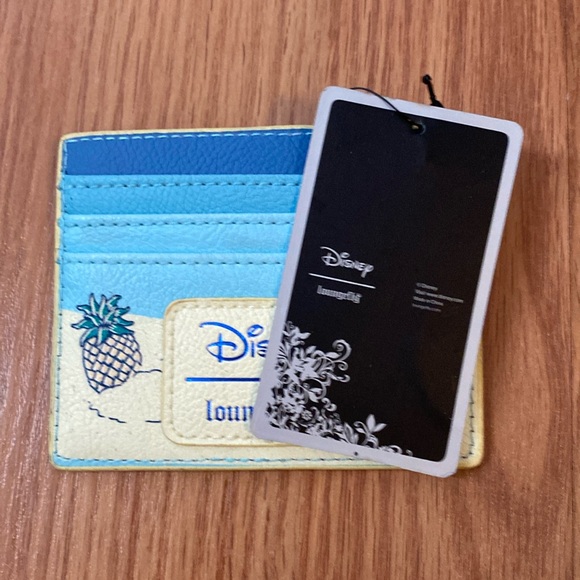 ❤️ Disney’s Lilo and Stitch Loungefly Card Holder Wallet NWT - Picture 4 of 8